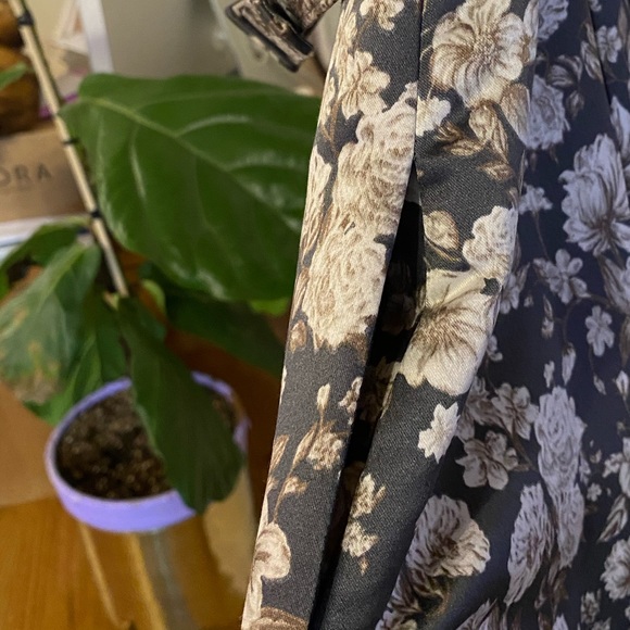 Gal Meets Glam gray floral dress - Picture 3 of 5